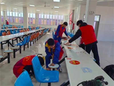 创建文明校园，志愿者们在行动